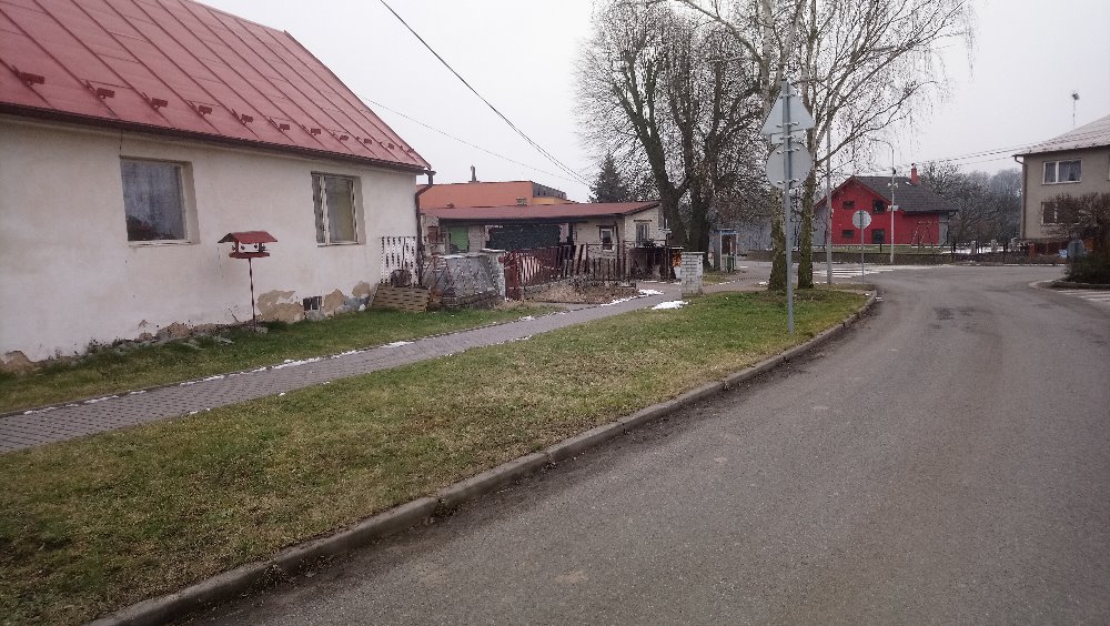 Výstupní autobusová zastávka v obci Hrdlořezy
